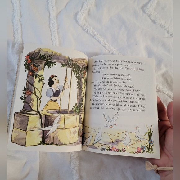 VINTAGE Snow White 1948 Little Golden Book - Picture 4 of 6